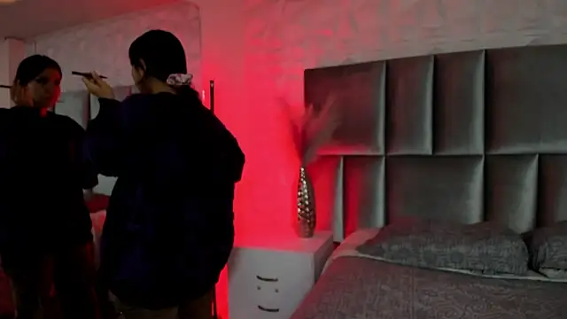 HollyPeach online show from March 10, 7:30 pm