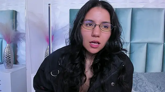 Snapshot of HollyPeach chatting on June 29, 10:15 am HollyPeach online show from June 29, 10:15 am
