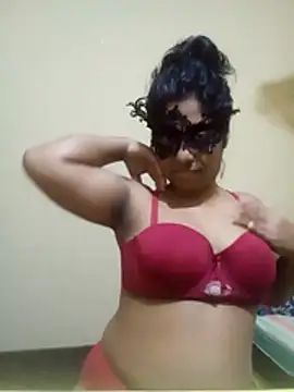 Expose Queen online show from December 2, 4:57 pm