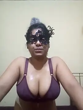 Expose Queen online show from February 7, 4:43 pm