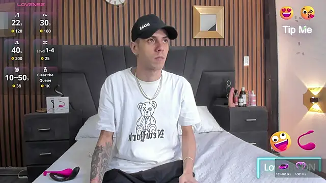 DerryAndIzzy online show from November 18, 4:50 am