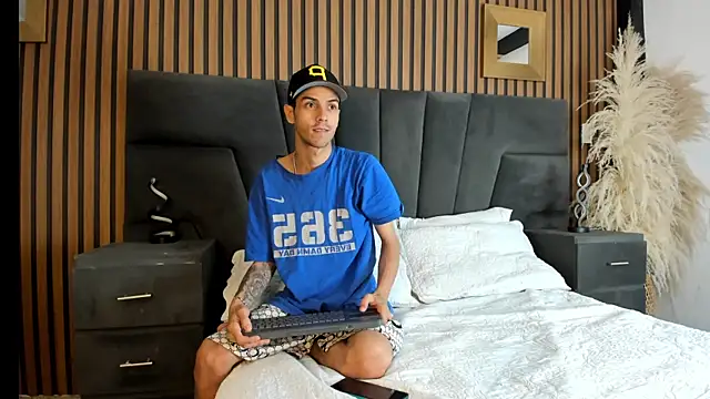 DerryAndIzzy online show from January 15, 4:06 am