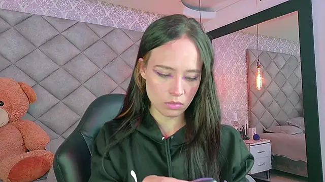 CARO ADAMS1 online show from November 17, 12:44 pm