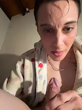 Snapshot of fresh-laD chatting on April 3, 12:08 am fresh-laD online show from April 3, 12:08 am