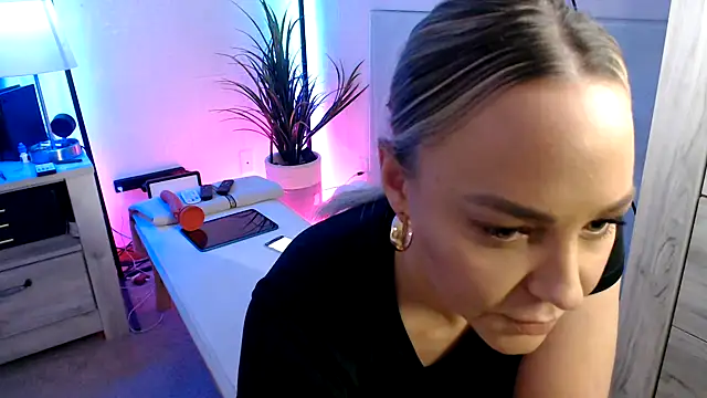 Snapshot of sofiahothead chatting on March 30, 6:03 am sofiahothead online show from March 30, 6:03 am