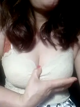 YiyinLy online show from February 22, 9:35 pm