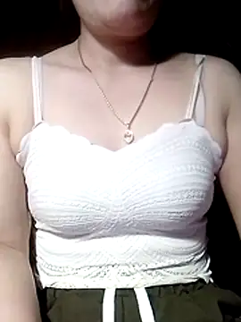 Snapshot of YiyinLy chatting on April 10, 9:52 pm YiyinLy online show from April 10, 9:52 pm
