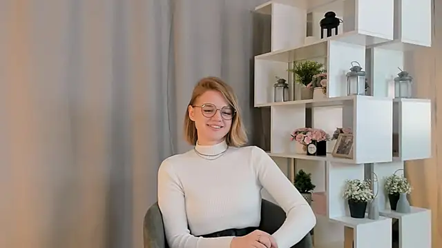 Snapshot of LillieLejune chatting on October 14, 1:23 pm LillieLejune online show from October 14, 1:23 pm