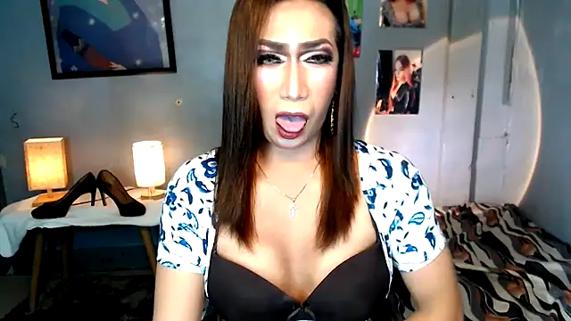 Snapshot of littleredbunny27 chatting on April 8, 7:03 pm littleredbunny27 online show from April 8, 7:03 pm