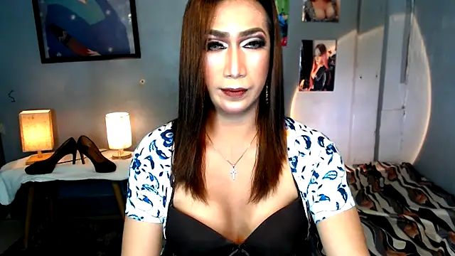 Snapshot of littleredbunny27 chatting on April 10, 12:32 pm littleredbunny27 online show from April 10, 12:32 pm
