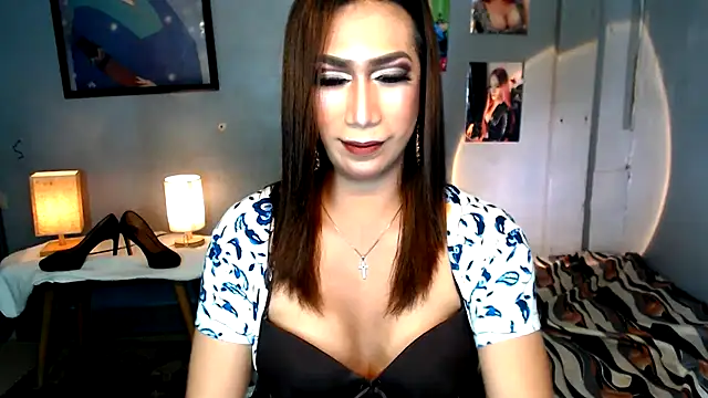 Snapshot of littleredbunny27 chatting on April 14, 10:21 am littleredbunny27 online show from April 14, 10:21 am