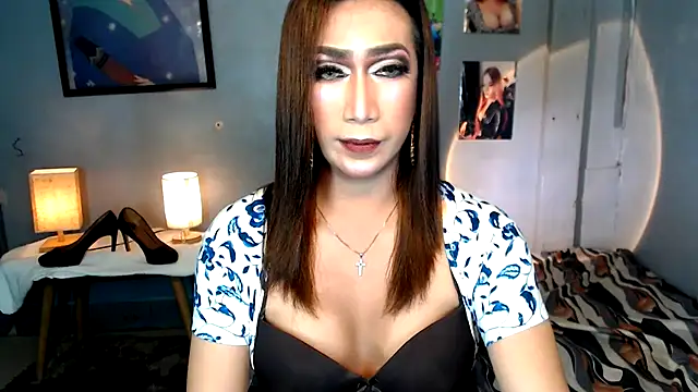 Snapshot of littleredbunny27 chatting on June 1, 8:49 am littleredbunny27 online show from June 1, 8:49 am
