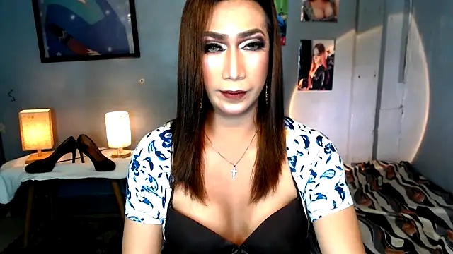 Snapshot of littleredbunny27 chatting on June 4, 10:43 am littleredbunny27 online show from June 4, 10:43 am
