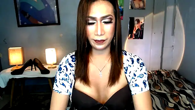 Snapshot of littleredbunny27 chatting on June 5, 9:37 am littleredbunny27 online show from June 5, 9:37 am