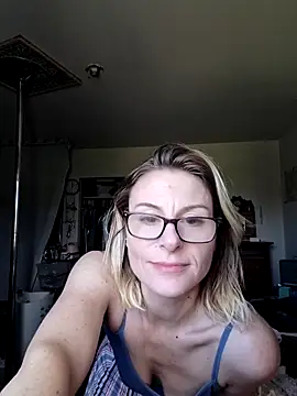 LanaDeluxe online show from February 11, 8:03 pm