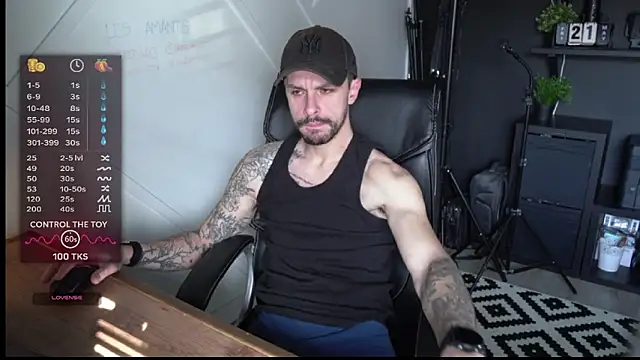 monsieurguitsxxx online show from February 26, 1:32 pm