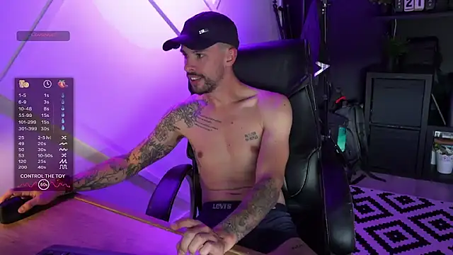 Snapshot of monsieurguitsxxx chatting on July 7, 12:42 pm monsieurguitsxxx online show from July 7, 12:42 pm