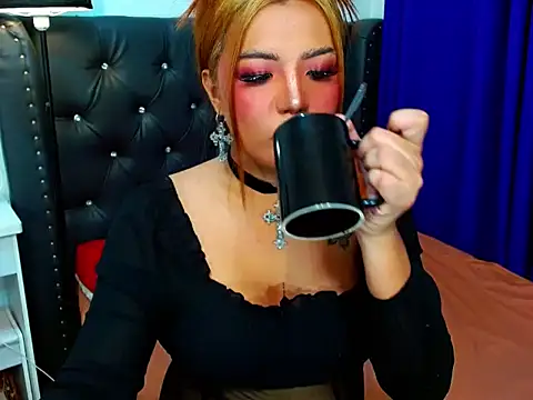 Snapshot of LovelyTs4U chatting on April 6, 10:16 am LovelyTs4U online show from April 6, 10:16 am