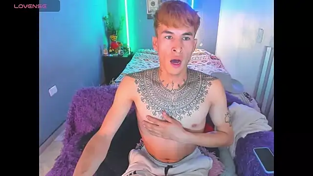 Snapshot of Latin_boysxxxx chatting on March 11, 1:55 am Latin boysxxxx online show from March 11, 1:55 am