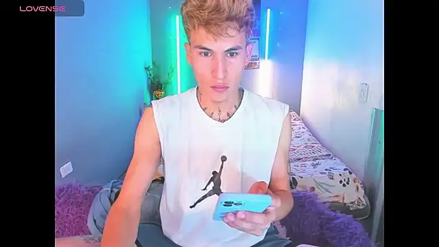 Snapshot of Latin_boysxxxx chatting on March 14, 12:28 am Latin boysxxxx online show from March 14, 12:28 am