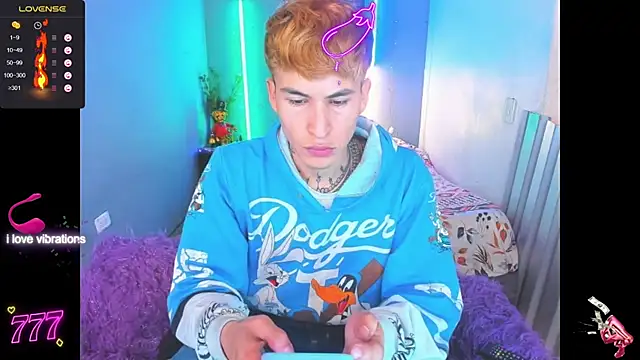 Snapshot of Latin_boysxxxx chatting on March 22, 2:04 am Latin boysxxxx online show from March 22, 2:04 am