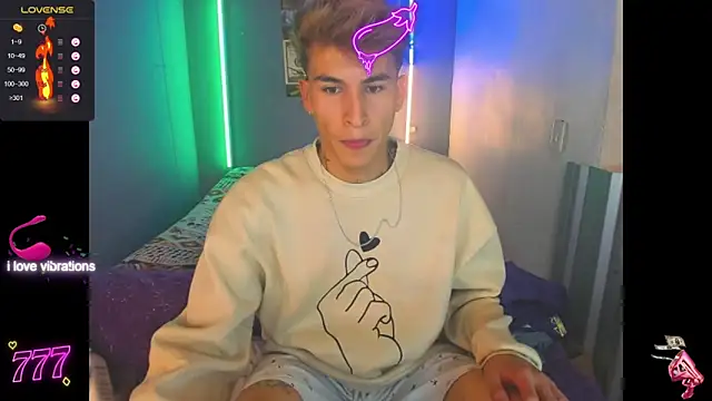 Snapshot of Latin_boysxxxx chatting on March 31, 3:41 am Latin boysxxxx online show from March 31, 3:41 am