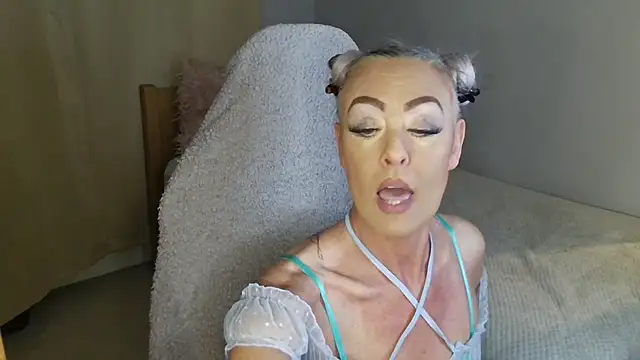 Snapshot of TheOGMiaMystique chatting on May 27, 8:50 pm TheOGMiaMystique online show from May 27, 8:50 pm