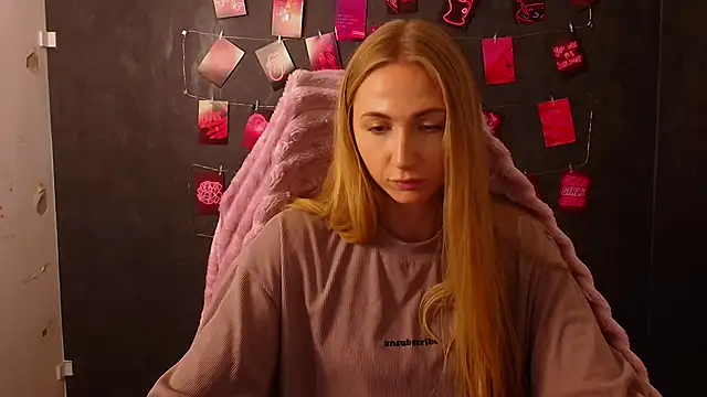 Snapshot of Emma_Moonlightt chatting on October 20, 3:01 pm Emma Moonlightt online show from October 20, 3:01 pm