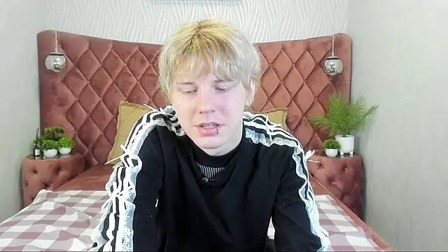 Snapshot of KevinMilky chatting on October 24, 2:57 pm KevinMilky online show from October 24, 2:57 pm