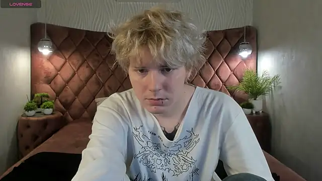 Snapshot of KevinMilky chatting on November 20, 2:39 pm KevinMilky online show from November 20, 2:39 pm