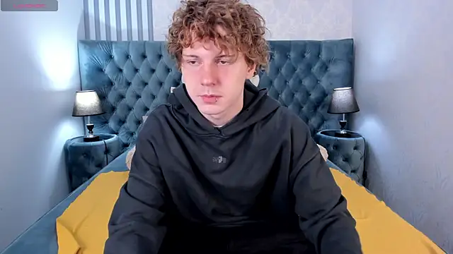 Snapshot of KevinMilky chatting on March 15, 5:46 am KevinMilky online show from March 15, 5:46 am