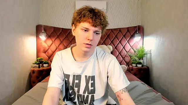 Snapshot of KevinMilky chatting on March 21, 6:29 am KevinMilky online show from March 21, 6:29 am