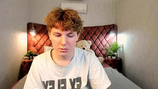 Snapshot of KevinMilky chatting on March 21, 8:30 am KevinMilky online show from March 21, 8:30 am