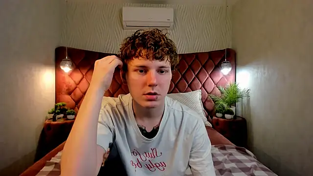 Snapshot of KevinMilky chatting on March 29, 7:36 pm KevinMilky online show from March 29, 7:36 pm