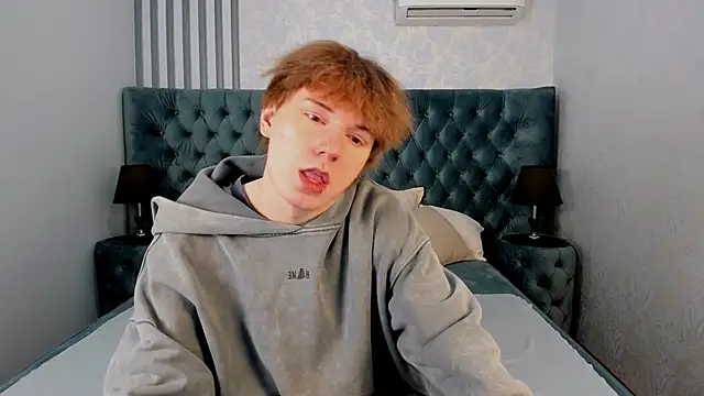 Snapshot of KevinMilky chatting on April 2, 6:22 am KevinMilky online show from April 2, 6:22 am