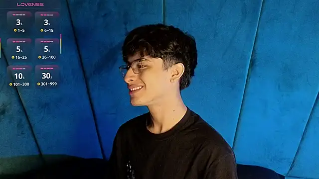 Aaron Eze online show from October 24, 10:28 pm