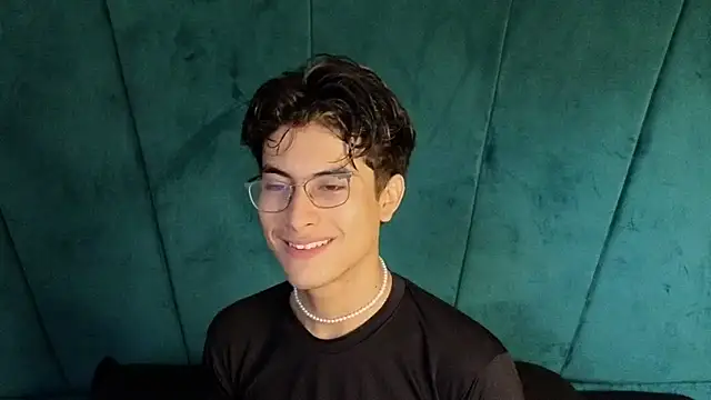 Aaron Eze online show from October 31, 9:38 pm