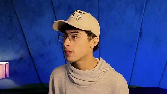 Aaron Eze online show from November 5, 10:43 pm