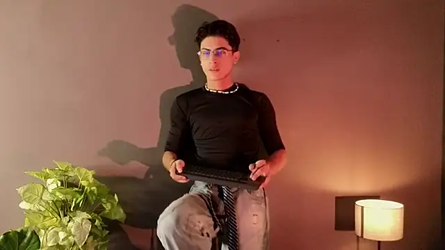 Aaron Eze online show from November 26, 1:28 am