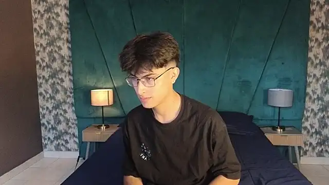 Aaron Eze online show from November 29, 9:29 pm