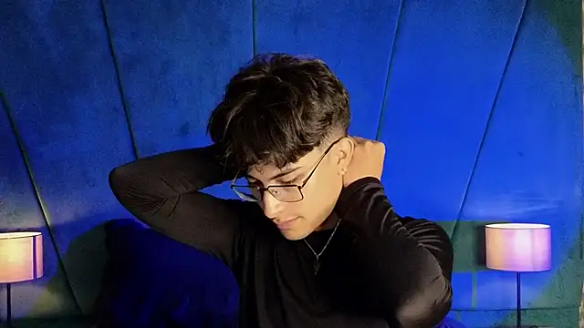 Aaron Eze online show from December 2, 10:05 pm