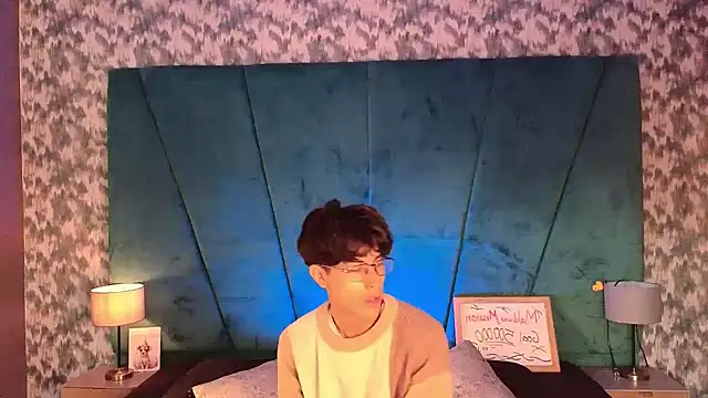 Aaron Eze online show from May 3, 12:33 pm