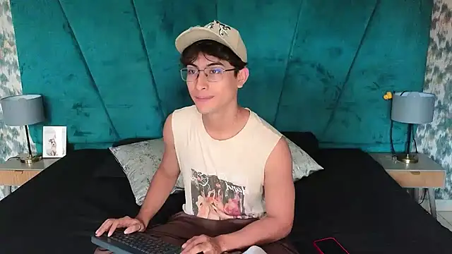 Aaron Eze online show from May 7, 5:40 pm