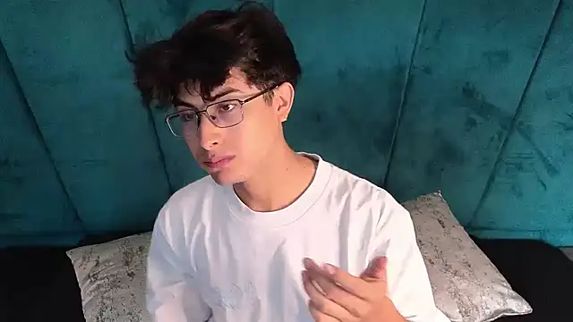 Aaron Eze online show from May 9, 2:00 pm