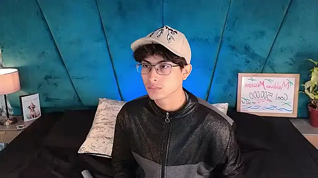 Aaron Eze online show from May 11, 1:06 pm