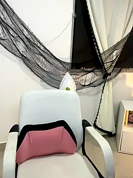 Snapshot of kit_katt chatting on October 19, 1:17 am kit katt online show from October 19, 1:17 am