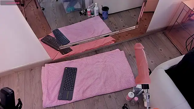 michelle cutee  online show from December 1, 8:36 pm