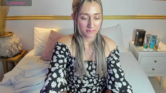 Snapshot of karlyy_ chatting on October 27, 8:02 pm karlyy  online show from October 27, 8:02 pm
