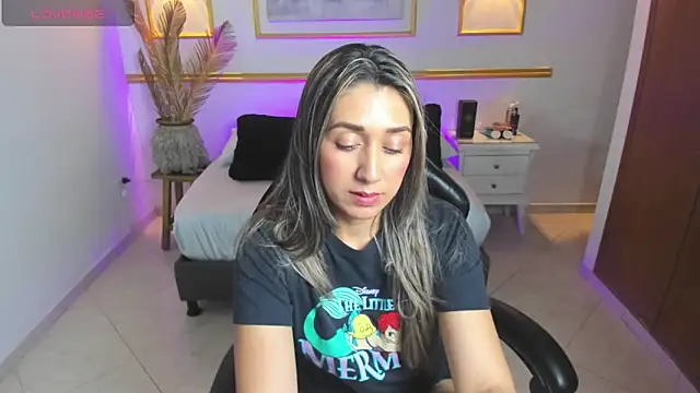 karlyy  online show from December 19, 7:10 pm