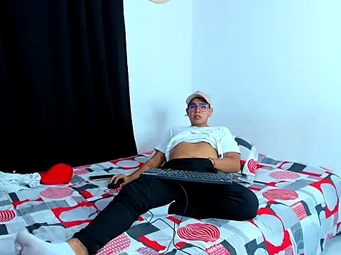 Snapshot of kelvin_276 chatting on February 7, 12:03 am kelvin 276 online show from February 7, 12:03 am